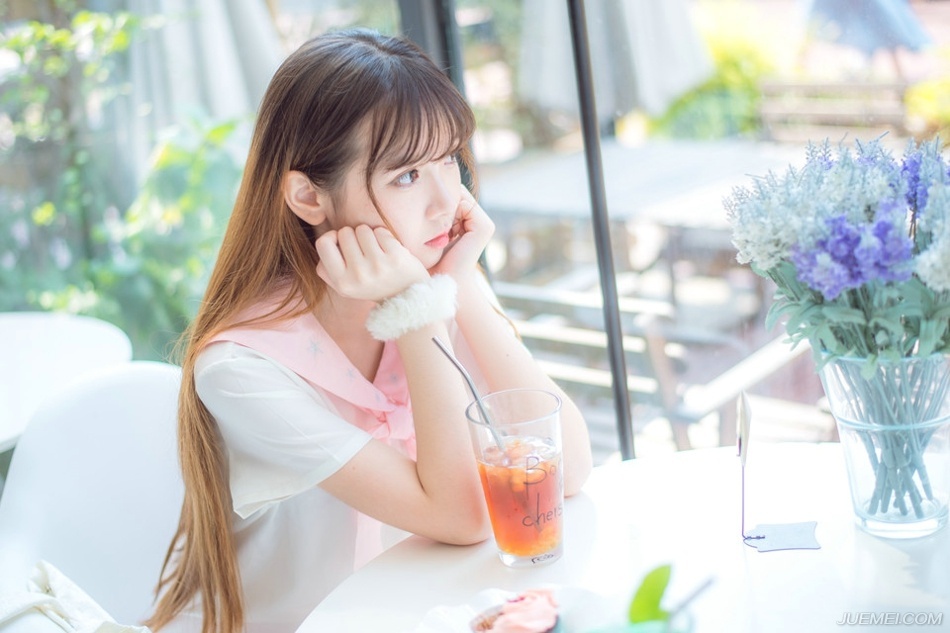 男人天生多情，只是他会对某一个人长情。女人天生专情，但她会对某一个人绝情。男人和一个喜欢的人在一起的时候，心里还有一个或多个她。因为他多情[lizhigushicom]。女人和一个喜欢的人在一起她所想的就是他。即使有更好的男人出现她也不会放弃。因为她的专情。而当她决定放弃一切都没有余地了。因为她绝情!